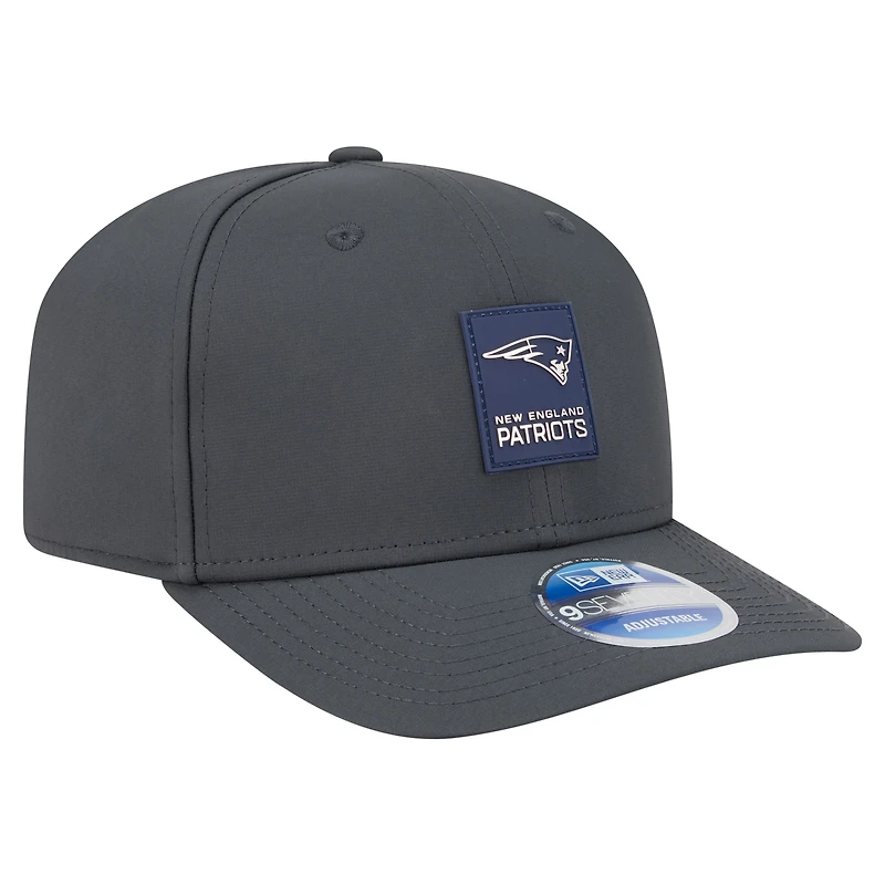 Casquette ajustable New Era anthracite New England Patriots 2025 Sideline pour temps froid 9SEVENTY