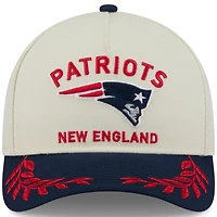 Casquette ajustable New Era 9FORTY M-Crown A-Frame pour homme, couleur crème/bleu marine, des New England Patriots, draft NFL 2025