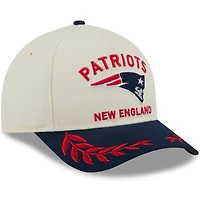 Casquette ajustable New Era 9FORTY M-Crown A-Frame pour homme, couleur crème/bleu marine, des New England Patriots, draft NFL 2025