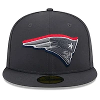 Casquette ajustée 59FIFTY officielle du repêchage NFL 2024 sur scène des New England Patriots Era Graphite pour hommes