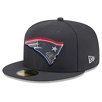 Casquette ajustée 59FIFTY officielle du repêchage NFL 2024 sur scène des New England Patriots Era Graphite pour hommes