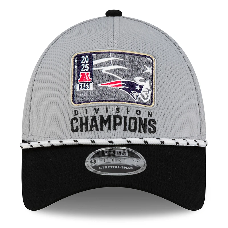 Casquette ajustable New Era grise et noire pour homme, collection New England Patriots 2025, champions de la division AFC Est, trophée du vestiaire, modèle 9FORTY