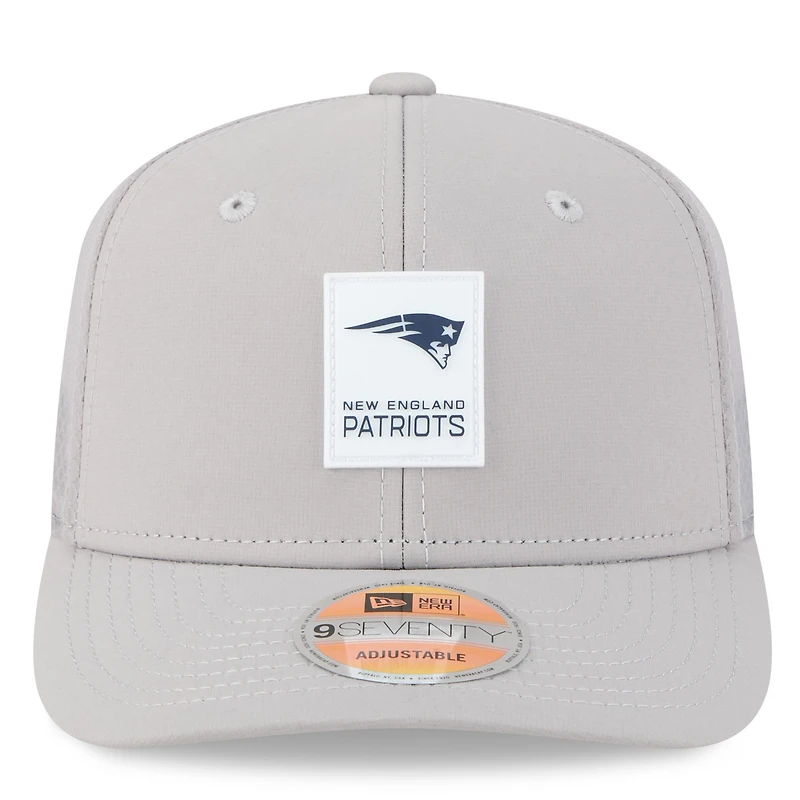 Casquette camionneur ajustable New Era grise New England Patriots 2025 Sideline 9SEVENTY pour homme
