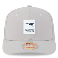 Casquette camionneur ajustable New Era grise New England Patriots 2025 Sideline 9SEVENTY pour homme