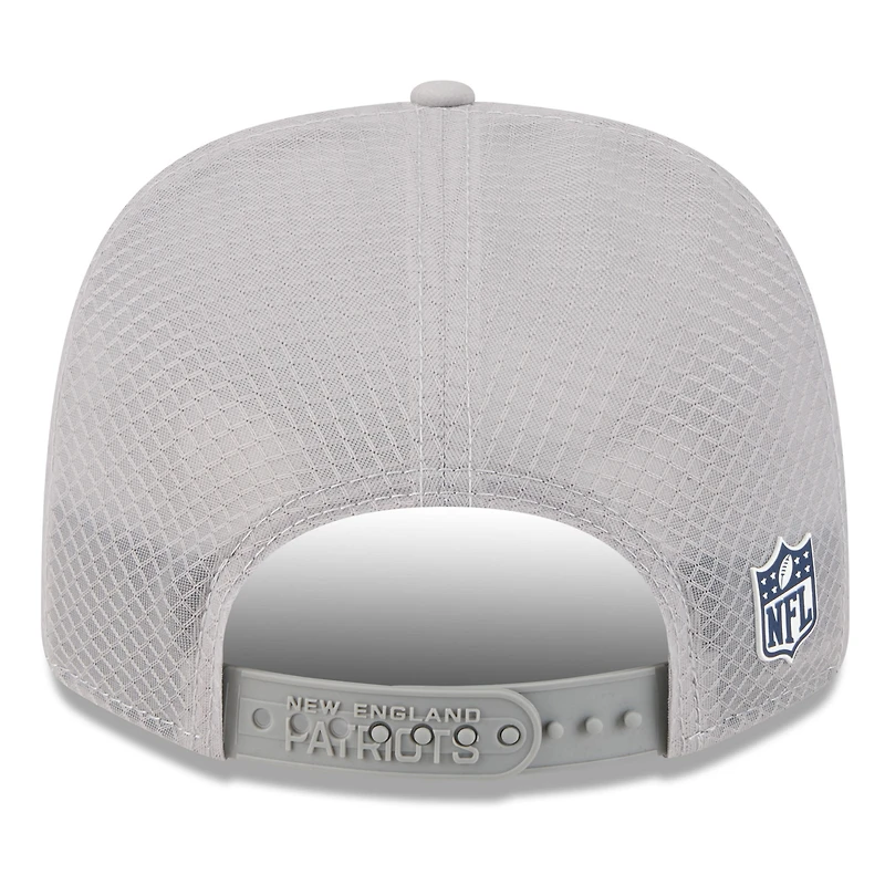 Casquette camionneur ajustable New Era grise New England Patriots 2025 Sideline 9SEVENTY pour homme