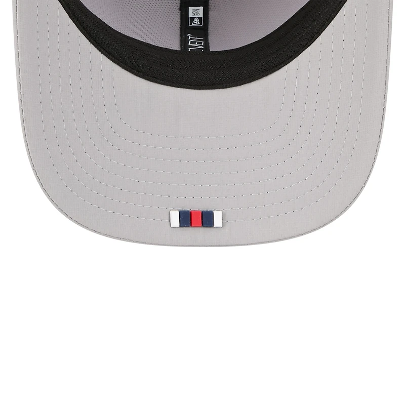Casquette camionneur ajustable New Era grise New England Patriots 2025 Sideline 9SEVENTY pour homme