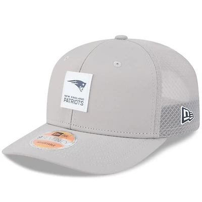 Casquette camionneur ajustable New Era grise New England Patriots 2025 Sideline 9SEVENTY pour homme