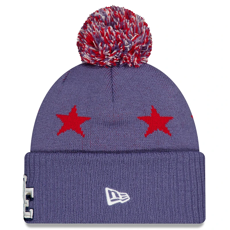 Bonnet en tricot à revers et pompon pour homme New Era Meadow Blue New England Patriots Collection 2025 Rivalries
