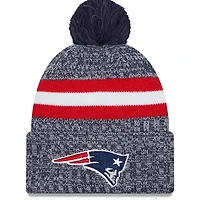 Bonnet en tricot à revers New Era New England Patriots 2023 Sideline pour hommes avec pompon