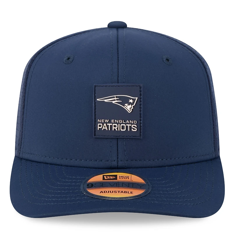 Casquette camionneur ajustable New Era bleu marine New England Patriots 2025 Sideline 9SEVENTY pour homme