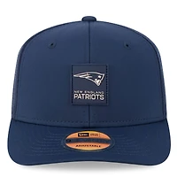 Casquette camionneur ajustable New Era bleu marine New England Patriots 2025 Sideline 9SEVENTY pour homme