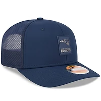 Casquette camionneur ajustable New Era bleu marine New England Patriots 2025 Sideline 9SEVENTY pour homme
