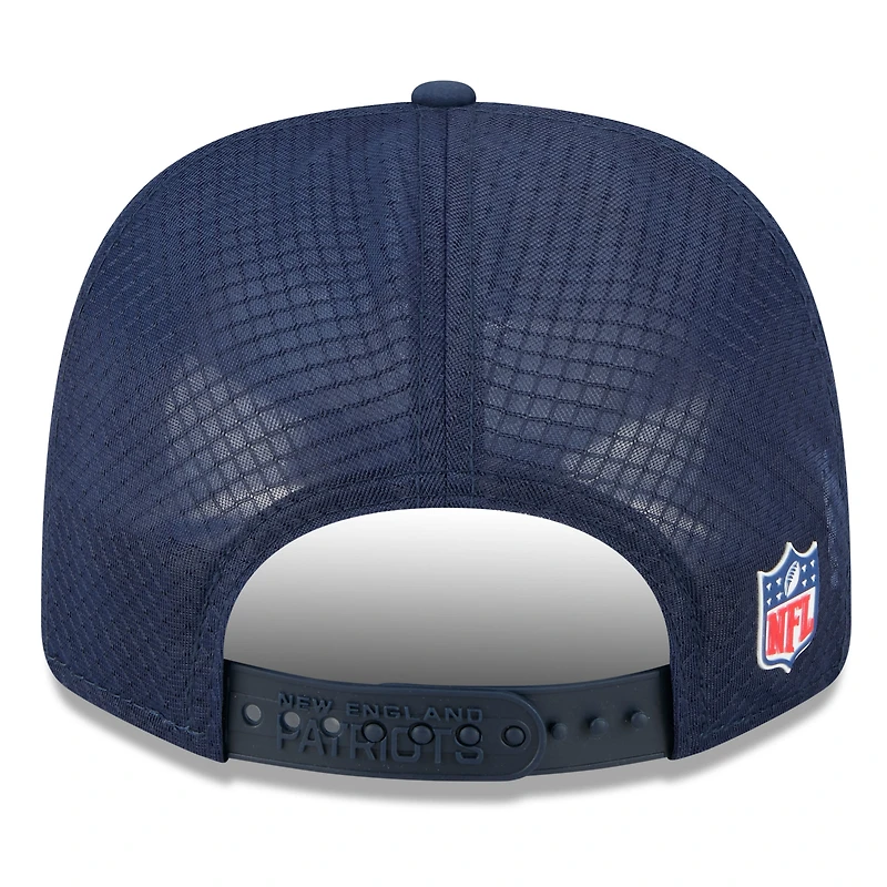 Casquette camionneur ajustable New Era bleu marine New England Patriots 2025 Sideline 9SEVENTY pour homme