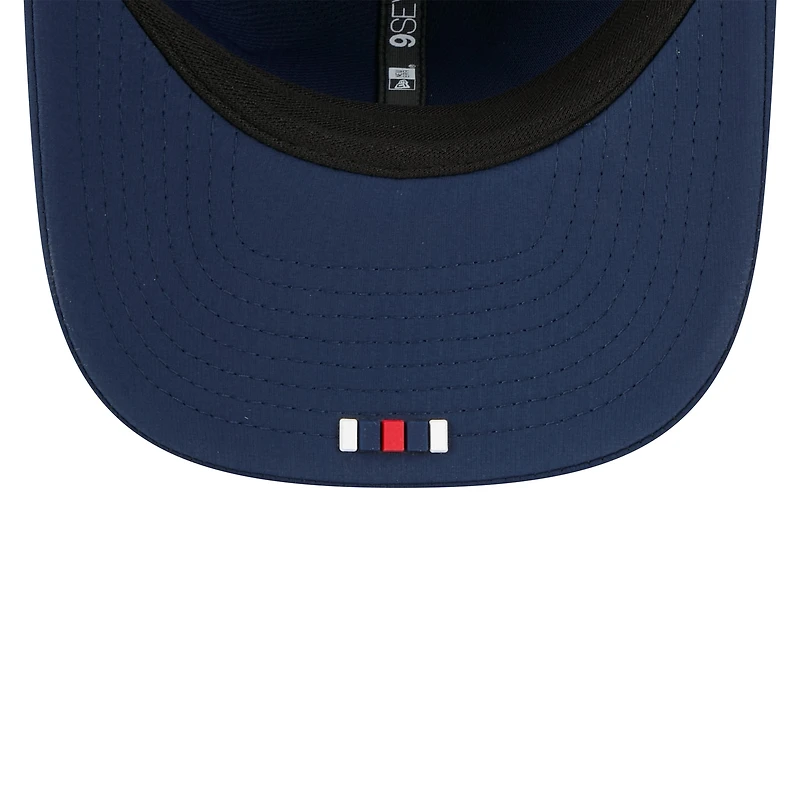 Casquette camionneur ajustable New Era bleu marine New England Patriots 2025 Sideline 9SEVENTY pour homme