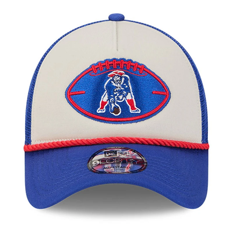 Casquette réglable de camionneur A-Frame New Era Stone/Royal New England Patriots 2024 NFL Sideline Historic 9FORTY pour hommes