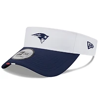 Visière ajustable New Era blanche/bleu marine pour homme, camp d'entraînement NFL 2025 des New England Patriots