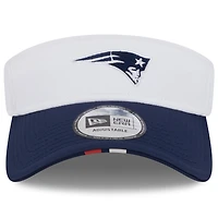 Visière ajustable New Era blanche/bleu marine pour homme, camp d'entraînement NFL 2025 des New England Patriots