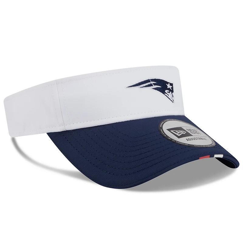 Visière ajustable New Era blanche/bleu marine pour homme, camp d'entraînement NFL 2025 des New England Patriots