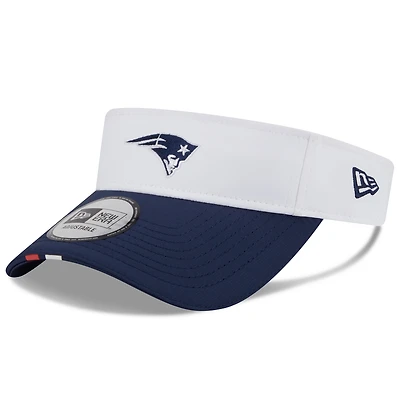 Visière ajustable New Era blanche/bleu marine pour homme, camp d'entraînement NFL 2025 des New England Patriots