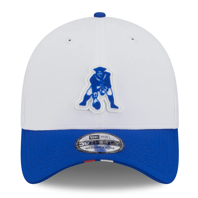 Casquette New Era 39THIRTY Flex blanche/bleu marine pour homme, logo rétro du camp d'entraînement NFL 2025 des England Patriots