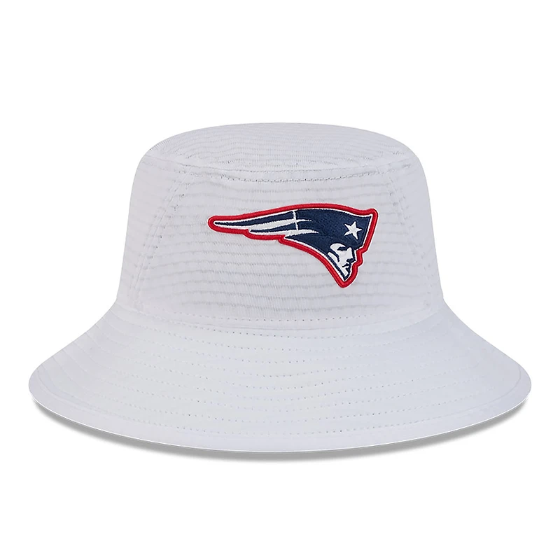 Chapeau bob extensible New Era blanc pour hommes des New England Patriots 2024 NFL Training Camp