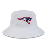 Chapeau bob extensible New Era blanc pour hommes des New England Patriots 2024 NFL Training Camp