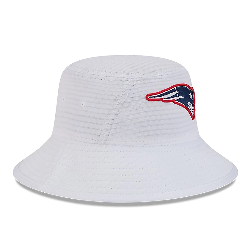 Chapeau bob extensible New Era blanc pour hommes des New England Patriots 2024 NFL Training Camp