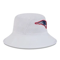 Chapeau bob extensible New Era blanc pour hommes des New England Patriots 2024 NFL Training Camp