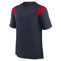 T-shirt Performance Sideline pour homme des New England Patriots de Nike, bleu marine/rouge