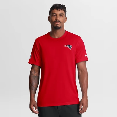 T-shirt Nike Dri-FIT rouge pour homme, modèle New England Patriots Sideline Legend avec petit logo.