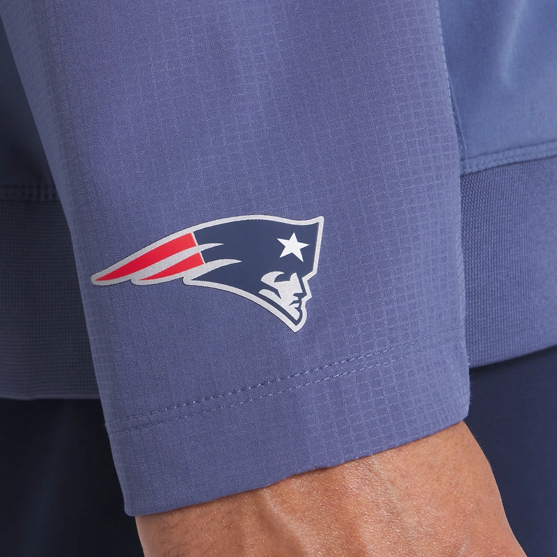Veste à capuche Nike Storm Blue New England Patriots 2025 Rivalries Collection Sideline Anorak demi-zip pour homme
