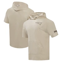 Sweat à capuche manches courtes pour homme Pro Standard Tan New England Patriots Neutrals Capsule