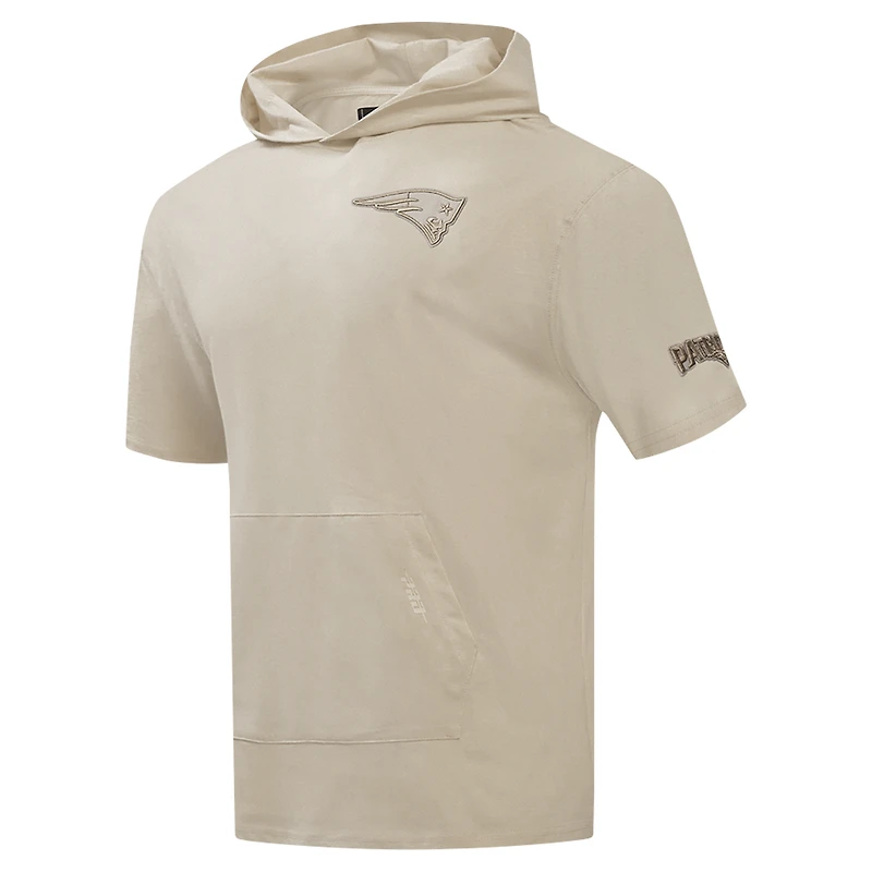 Sweat à capuche manches courtes pour homme Pro Standard Tan New England Patriots Neutrals Capsule