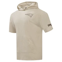 Sweat à capuche manches courtes pour homme Pro Standard Tan New England Patriots Neutrals Capsule