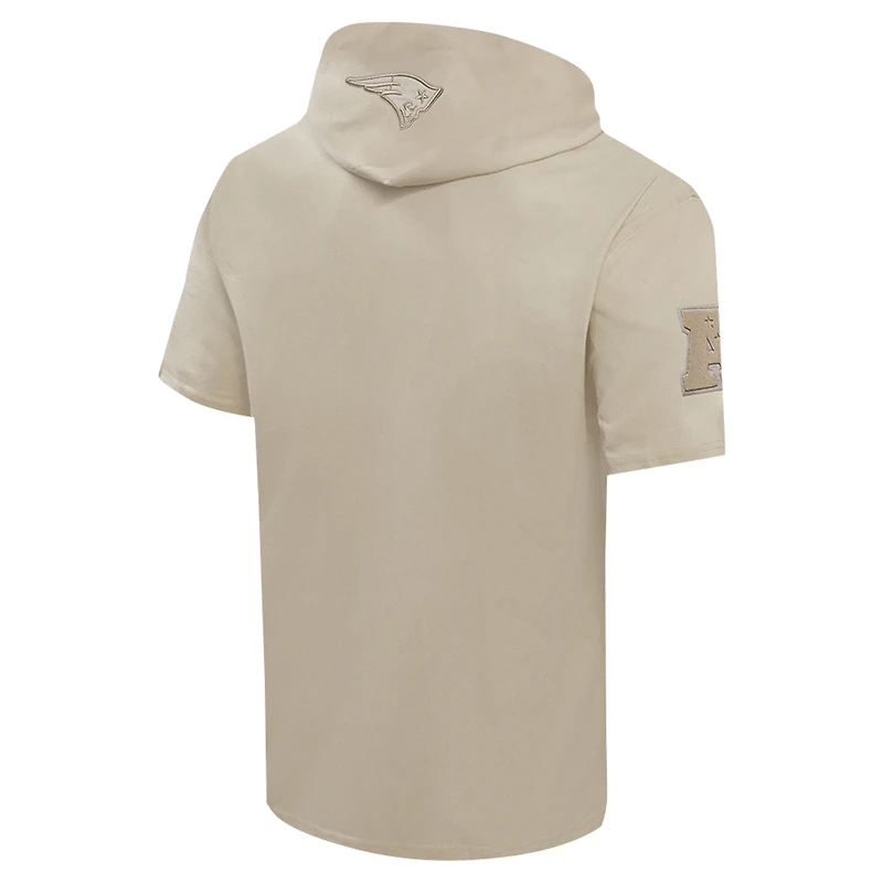 Sweat à capuche manches courtes pour homme Pro Standard Tan New England Patriots Neutrals Capsule