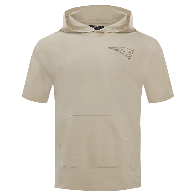 Sweat à capuche manches courtes pour homme Pro Standard Tan New England Patriots Neutrals Capsule