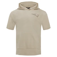 Sweat à capuche manches courtes pour homme Pro Standard Tan New England Patriots Neutrals Capsule