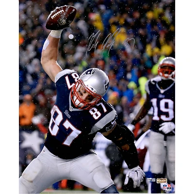 Photo dédicacée de Rob Gronkowski (New England Patriots) - Célébration du touchdown par Spike (40 x 50 cm)