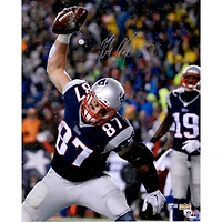 Photo dédicacée de Rob Gronkowski (New England Patriots) - Célébration du touchdown par Spike (40 x 50 cm)