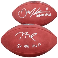 Ballon de football Wilson Duke en couleur, autographié par Tom Brady et Julian Edelman des New England Patriots, avec de multiples inscriptions.