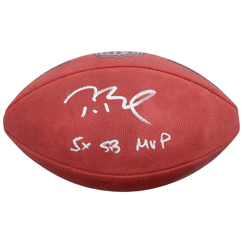 Ballon de football Wilson Duke en couleur, autographié par Tom Brady et Julian Edelman des New England Patriots, avec de multiples inscriptions.