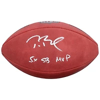 Ballon de football Wilson Duke en couleur, autographié par Tom Brady et Julian Edelman des New England Patriots, avec de multiples inscriptions.