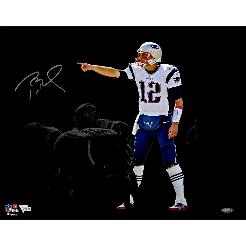 Photo dédicacée de Tom Brady (New England Patriots) - 40 x 50 cm (16 x 20 pouces) - Pointant du doigt un projecteur