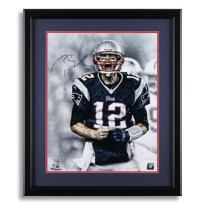 Photo encadrée et autographiée de Tom Brady, joueur des New England Patriots, format 40 x 50 cm (16 x 20 pouces).