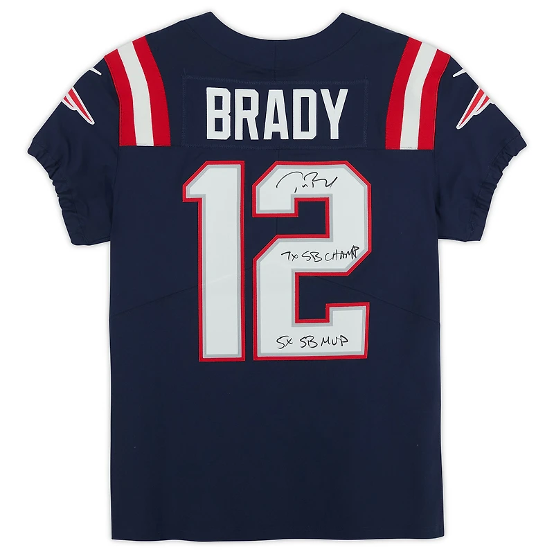 Maillot Nike Elite bleu marine autographié par Tom Brady des New England Patriots, avec les inscriptions « 7x Champion du Super Bowl » et « 5x MVP du Super Bowl ».