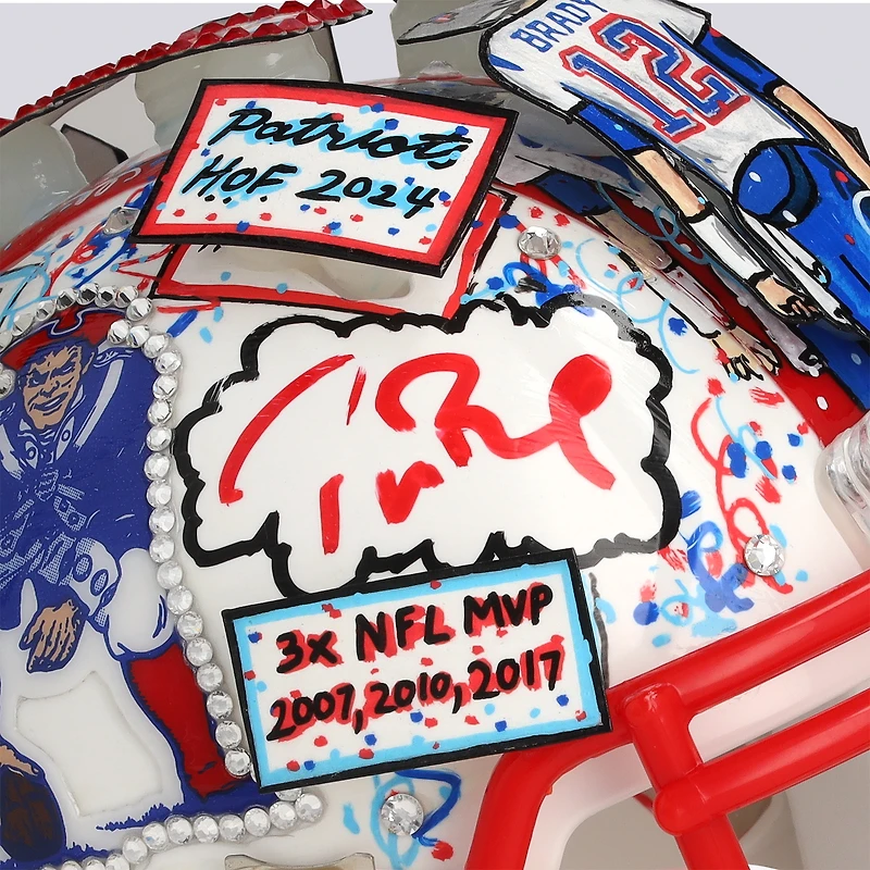 Casque miniature Riddell Speed ​​rétro 1990-92, autographié par Tom Brady (New England Patriots) - Signature à l'encre rouge - Illustration de Charles Fazzino - WN55916380