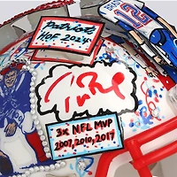 Casque miniature Riddell Speed ​​rétro 1990-92, autographié par Tom Brady (New England Patriots) - Signature à l'encre rouge - Illustration de Charles Fazzino - WN55916380