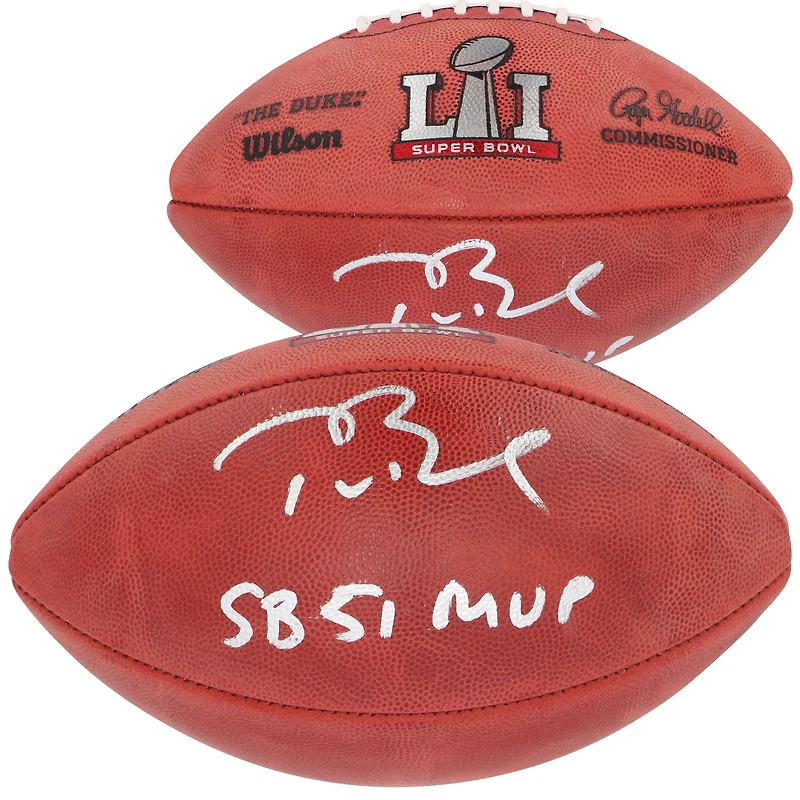 Ballon de football américain professionnel autographié par Tom Brady, des New England Patriots, champions du Super Bowl LI, avec inscription « MVP du Super Bowl LI ».