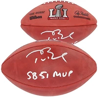Ballon de football américain professionnel autographié par Tom Brady, des New England Patriots, champions du Super Bowl LI, avec inscription « MVP du Super Bowl LI ».