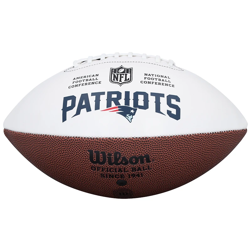 Ballon de football Wilson à panneau blanc autographié par TreVeyon Henderson des New England Patriots